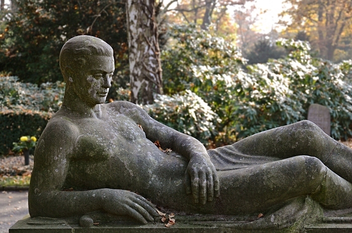 Fabian Fröhlich, Kassel, Hauptfriedhof, Grabfigur