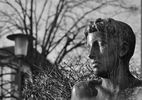 Fabian Fröhlich, Kassel, "Schauender Junge" von Paul Bronisch in der Treppenstraße