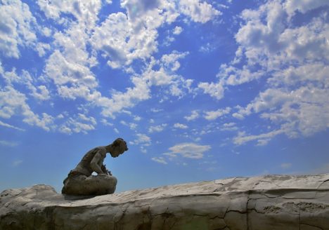 Fabian Fröhlich, Kassel, documenta 13, Weinberg, Adrian Villar Rojas, return the World, Woman with Pig