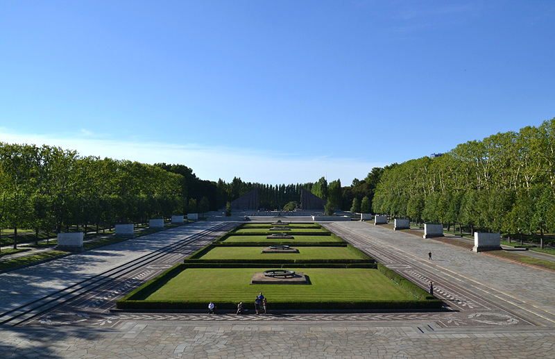 zentrale Achse, Sowjetisches Ehrenmal, Berlin Treptow Park, Blick vom Pavillon