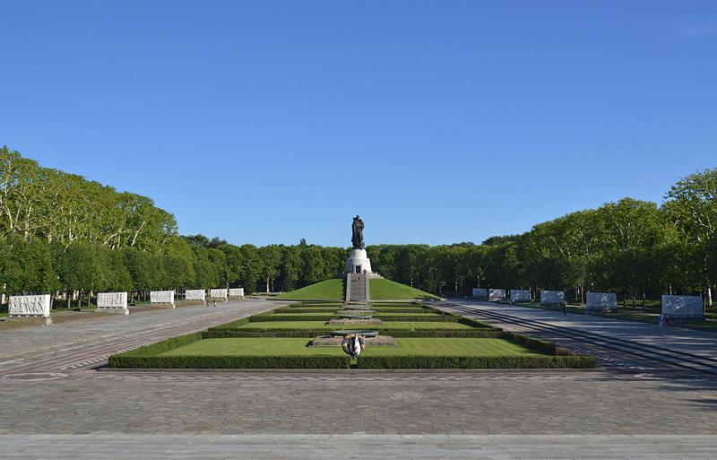 Sowjetisches Ehrenmal, Berlin Treptow Park, Mittelachse