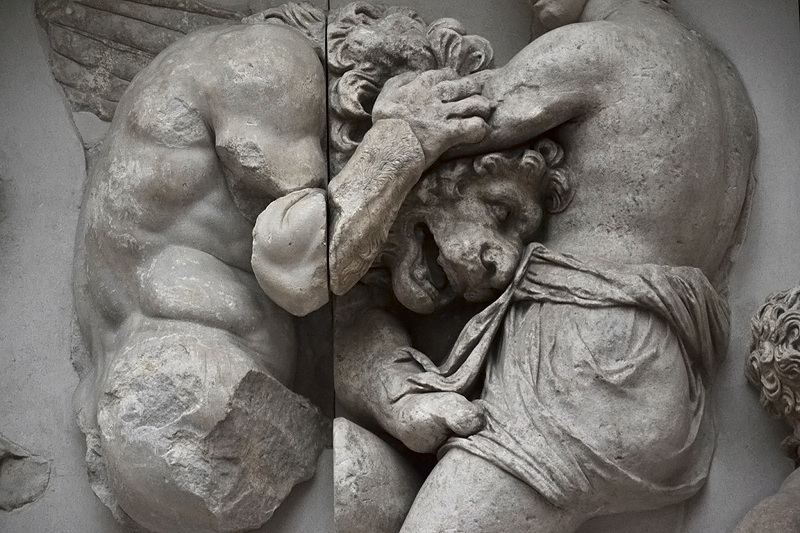 Berlin, Pergamonmuseum, Aither und Gigant am Südfries des Pergamonaltars