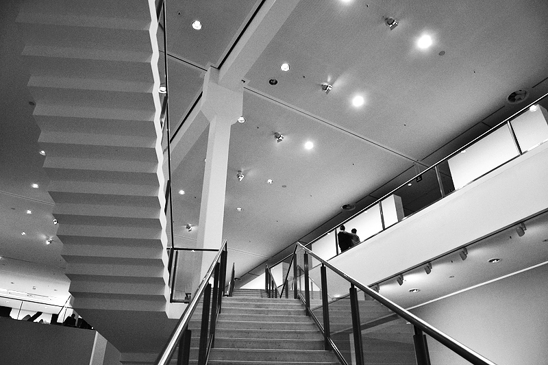 Berlinische Galerie, Treppe in der zentralen Ausstellungshalle