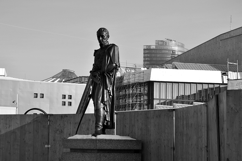 Statue von Simon Moivar vor dem Ibero-Amerikanischen Institut Berlin
