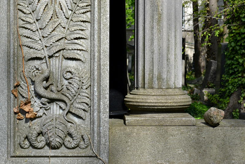 Grabmal mit Eidechse, Jüdischer Friedhof Schönhauser Allee, Prenzlauer Berg, Berlin