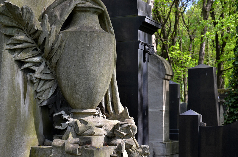 Grabmal mit Vase, Jüdischer Friedhof Schönhauser Allee, Prenzlauer Berg, Berlin