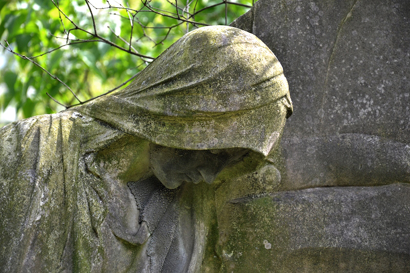 St. Marien- und St. Nikolai-Friedhof I, Berlin Prenzlauer Allee, Trauernde Grabfigur