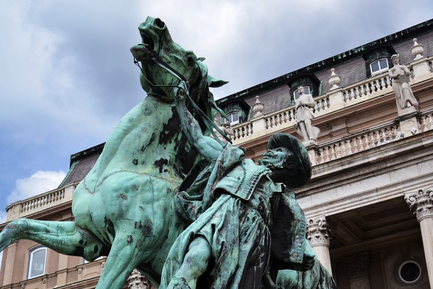 Pferdehirt von Alajos Stróbl im Burgpalast Budapest