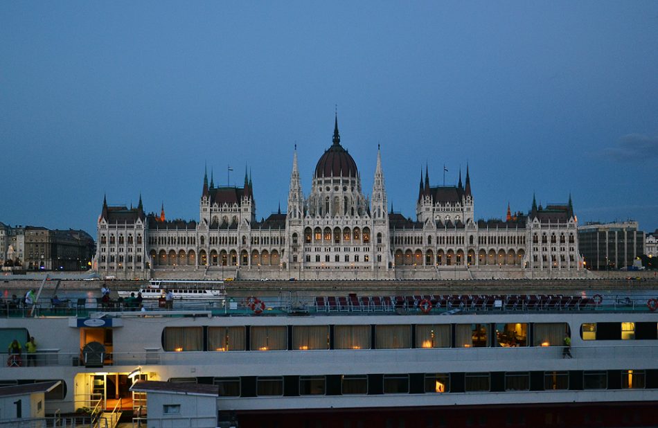 Budapest, Parlamentsgebäude am Abend