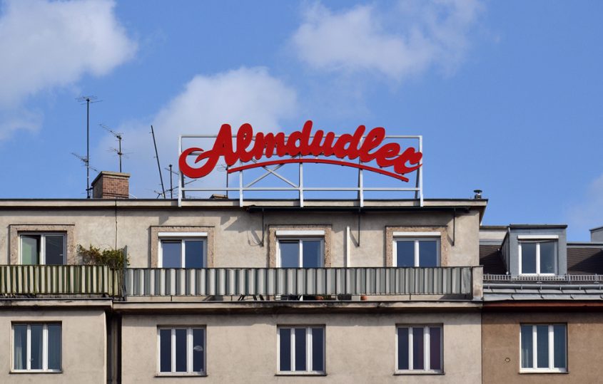 Almdudler-Werbung am Naschmarkt Wien