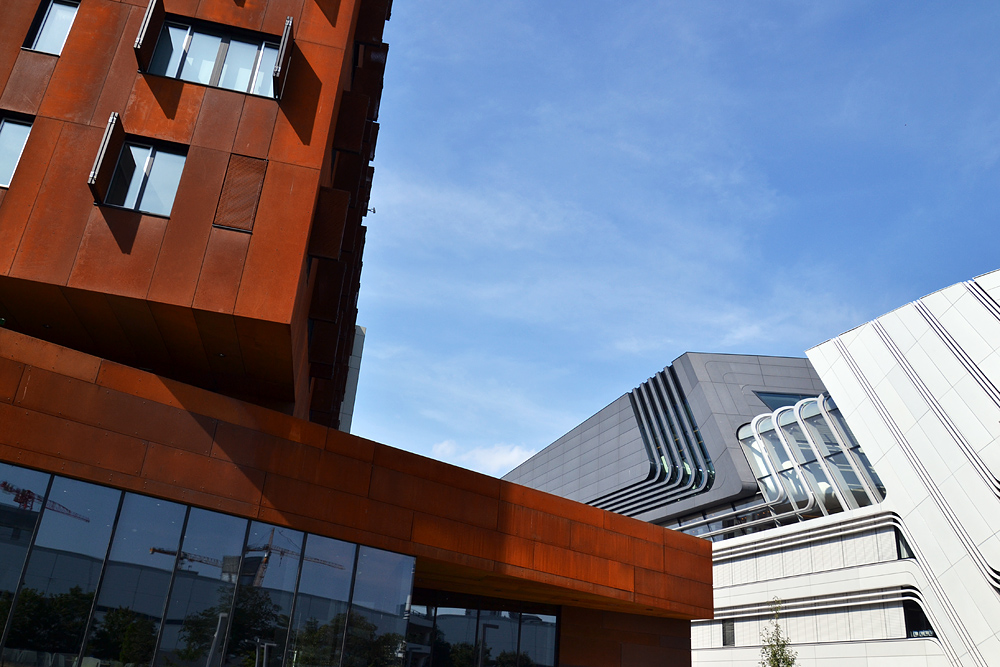 WU Campus, TC/D1: Hörsaalzentrum und Departments (BUSarchitektur ZT GmbH, Wien) / LC: Learning Center (Zaha Hadid Architects, Hamburg)