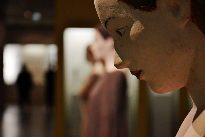 Grassi Museum für Angewandte Kunst Leipzig, Stehende von Robert Metzkes