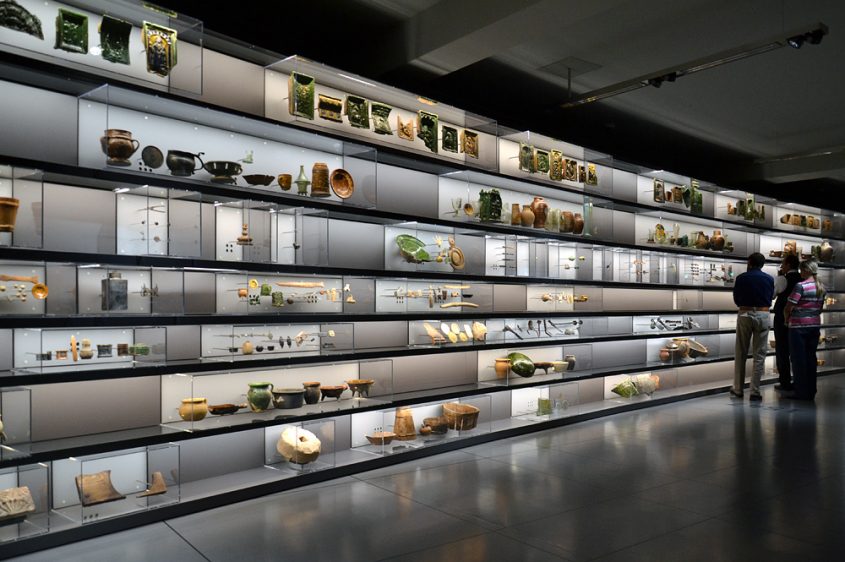 Archäogisches Museum Chemnitz, Vitrinenwand
