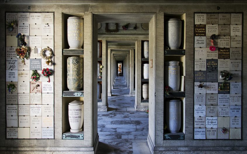 Friedhof Berlin Wilmersdorf, Beisetzungswand in den Kolumbarien