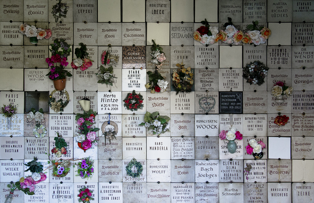 Friedhof Berlin Wilmersdorf, Beisetzungswand in den Kolumbarien