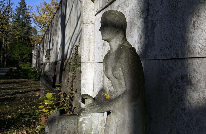 Friedhof Berlin Wilmersdorf, Grab Elise Kunze mit Skulptur von Richard Langer