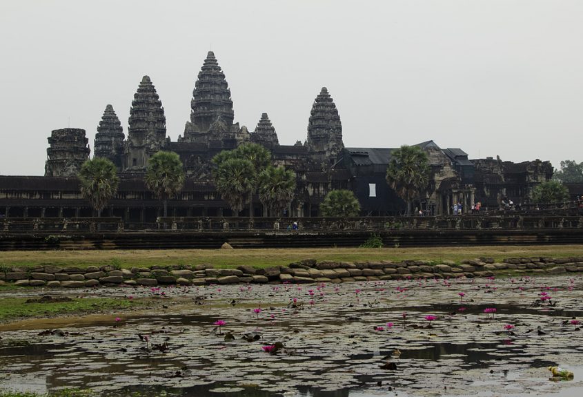 Angkor Wat, Teich und Tempel