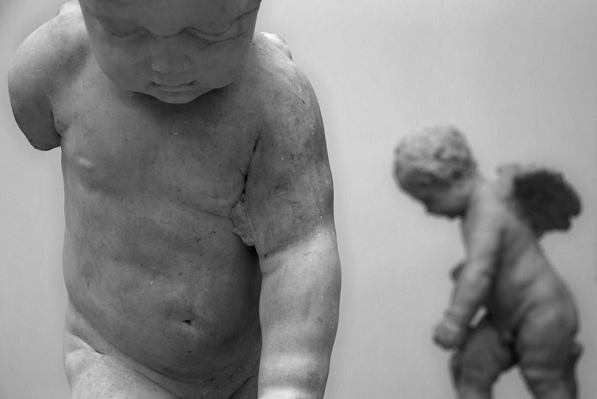 Bode-Museum, Ausstellung Das verschwundene Museum, François Duquesnoy, Bogenschnitzender Amor (beschädigtes Original und Gipsabguss)