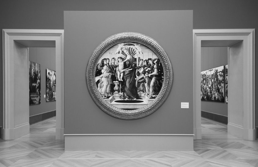 Bode-Museum, Ausstellung Das verschwundene Museum, Sandro Botticelli, Maria mit dem Kind und leuchtertragenden Engeln (Reproduktion des 1945 verbrannten Gemäldes)