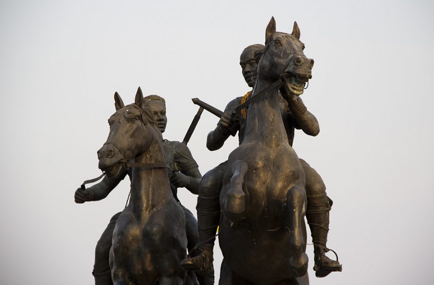 Phnom Penh, Statue Decho Meas and Decho Yod