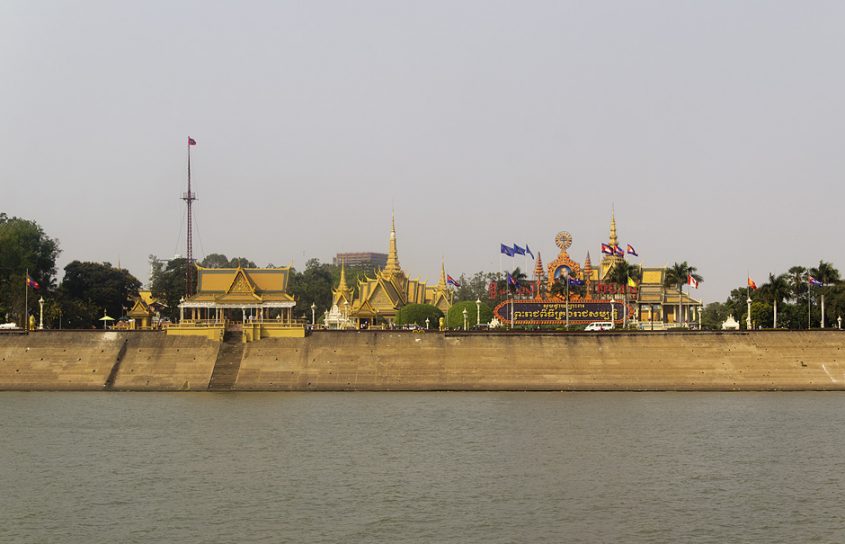 Phnom Penh, Könispalast vom Fluss aus gesehen