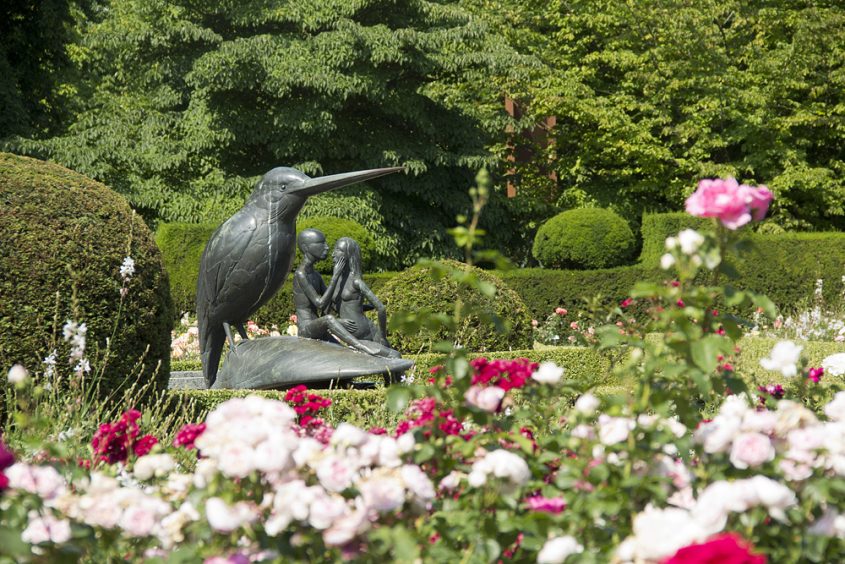 Britzer Garten, Brunnen von Christa Biederbick im Rosengarten blindbild