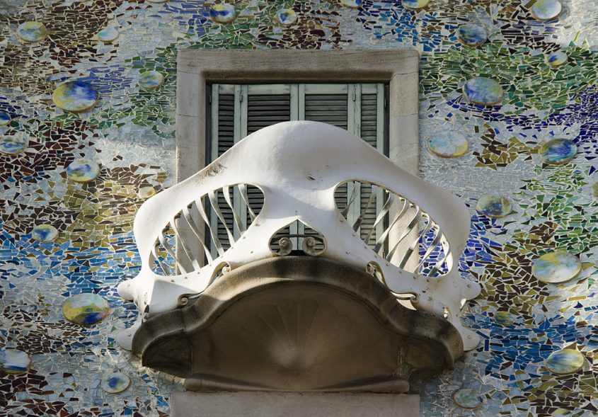 Barcelona, Casa Batlló von Antoni Gaudi, Manzana de la Discordia, Totenschädel, Balkon