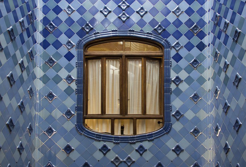 Barcelona, Casa Batlló von Antoni Gaudi, Lichthof und Treppenhaus