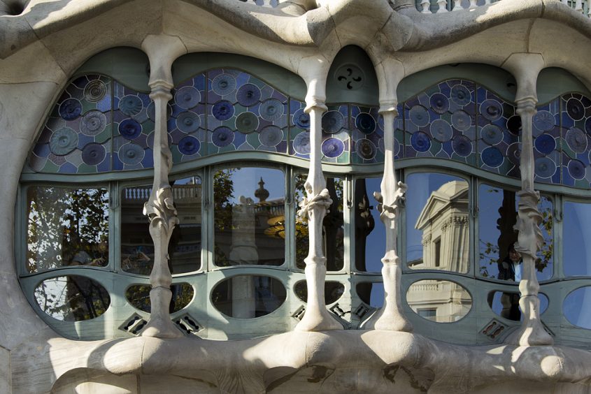 Barcelona, Casa Batlló von Antoni Gaudi, Manzana de la Discordia,Fenster, Knochen