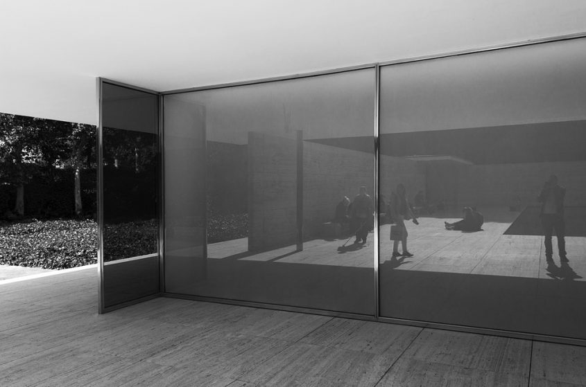 Barcelona, Glaswand, Rekonstruktion des Deutschen Pavillons von Mies van der Rohe zur Weltausstellung 1929