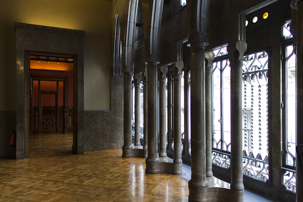 Barcelona, Palau Güell, Antoni Gaudi, Fenster im Saal der verlorenen Schritte