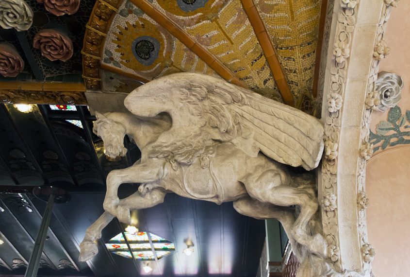 Barcelona, Palau de la Música Catalana, Pegasus, Skulpturen von Pablo Gargallo über dem zweiten Rang
