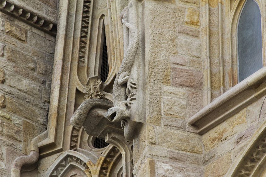 Barcelona, Sagrada Familia, Echse, Wasserspeier an der Apsis-Fassade