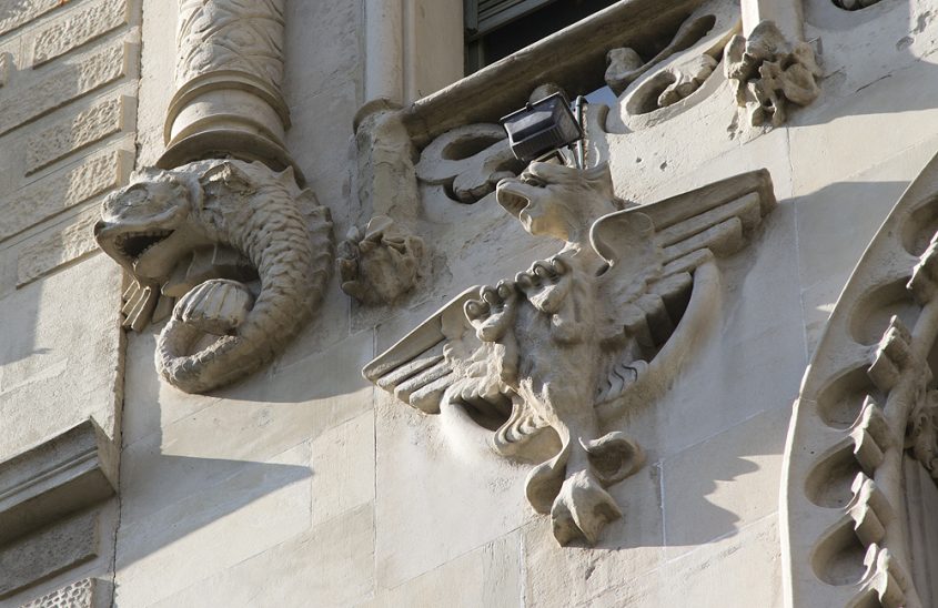 Barcelona, Casa Lleó i Morera von Lluís Domènech i Montaner, Skulpturen an der Fassade