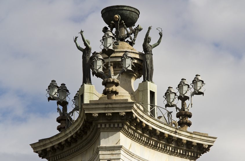 Barcelona, Brunnen von Josep Maria Jujol auf der Plaça d'Espanya