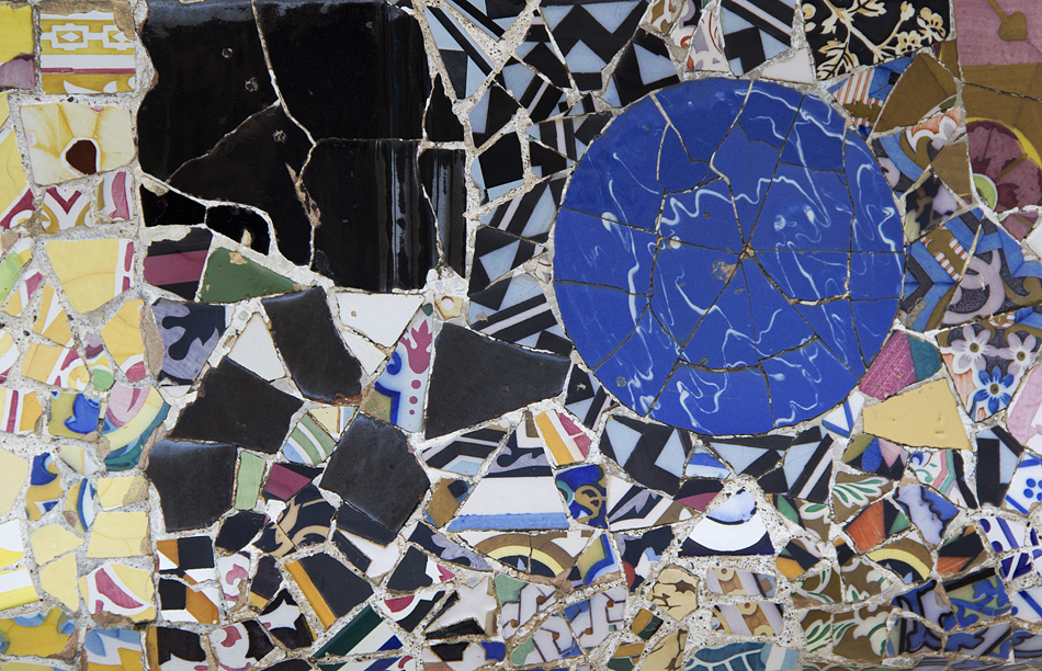 Barcelona, Park Güell, Keramik-Mosaik an der Schlangenbank der Terrasse