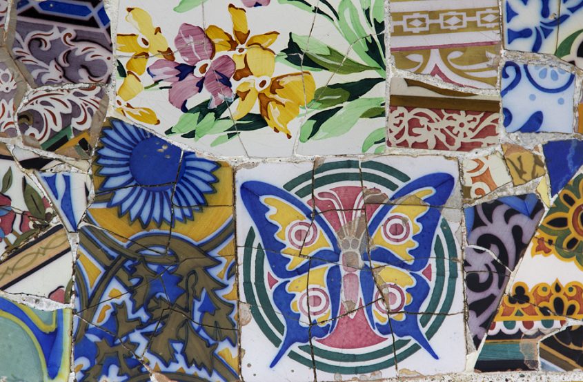 Barcelona, Park Güell, Keramik-Mosaik an der Schlangenbank der Terrasse