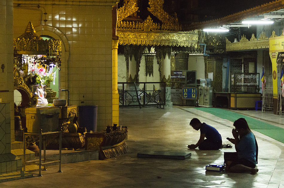 Yangon, Sule Pagoda, Night