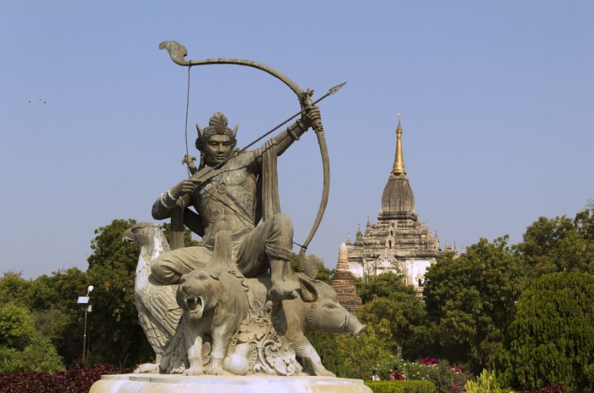 Bagan, Statue des König Pyusawhti vor dem Archäologischen Museum