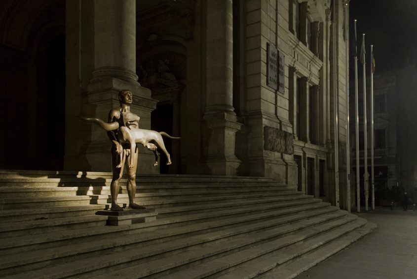 Bukarest, Nacht, Skulptur "Trajan und die Wölfin" von Vasile Gorduz vor dem Muzeul Național de Istorie a României