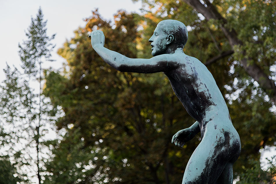 Halle Saale, Bronzeskulptur Läufer am Ziel von Fritz Röll