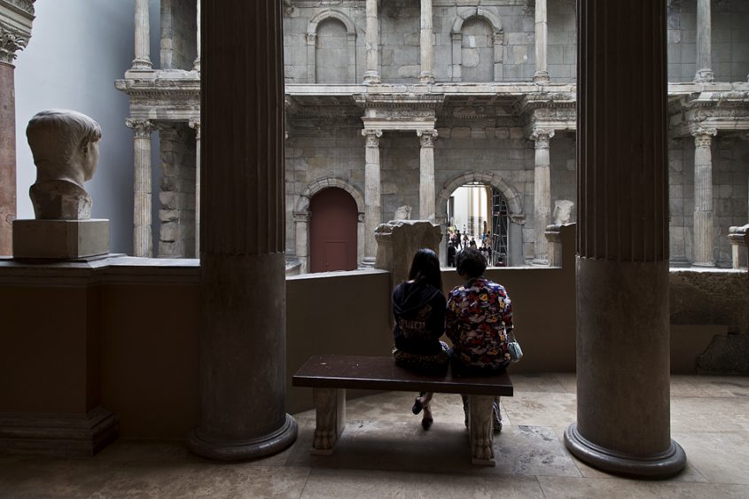 Pergamonmuseum, Blick von der Trajaneums-Halle zum Markttor von Milet