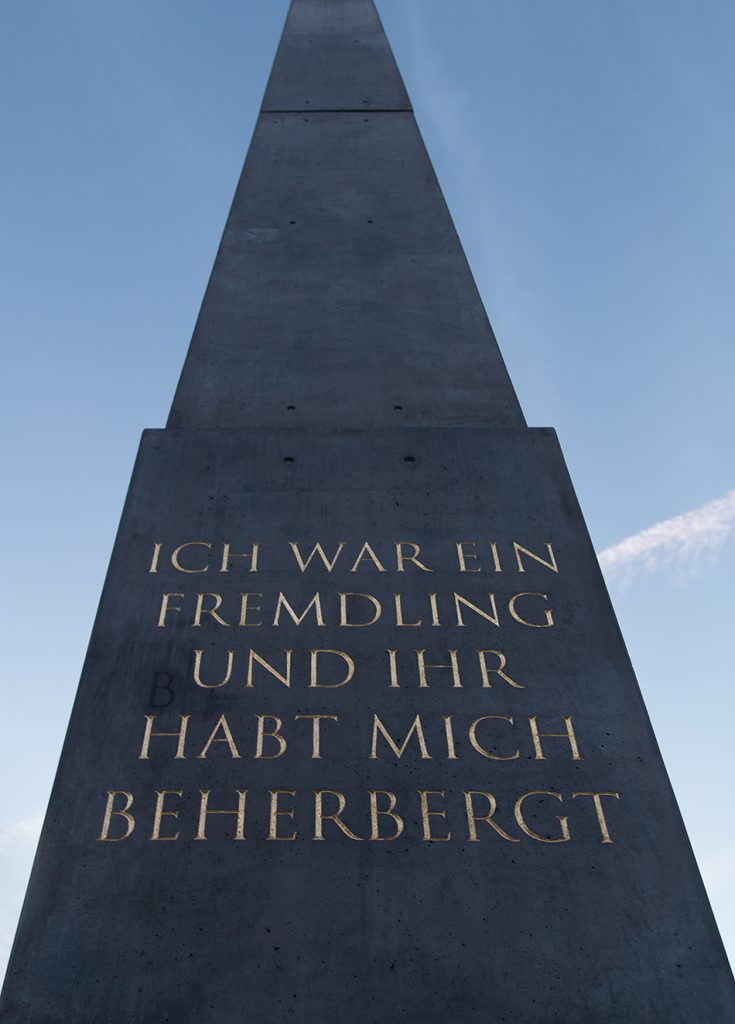 Fabian Fröhlich, documenta 14, Kassel, Olu Oguibe, Das Fremdlinge und Flüchtlinge Monument (Königsplatz)