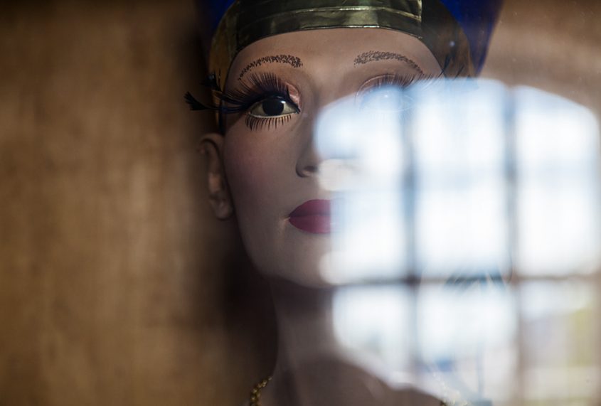 Fabian Fröhlich, Berlin, Gipsformerei, Nofretete mit Make-up von Alex Rothe / Giorgio Armani