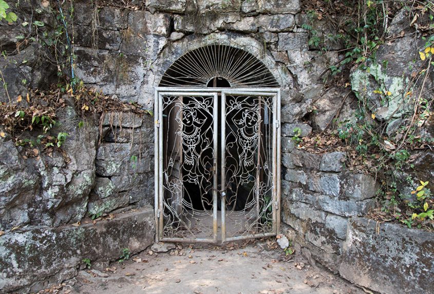 Fabian Fröhlich, Luang Prabang, Entrance to Wat Tham Sakkalin cave