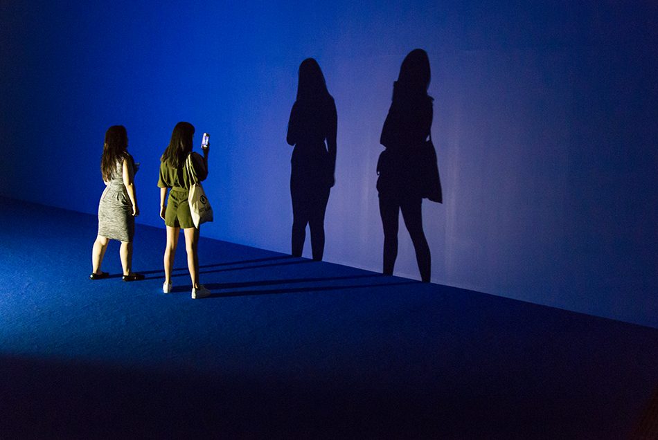 Fabian Fröhlich, Tate Modern, Dominique Gonzalez-Foerste, Séance de Shadow II (bleu)