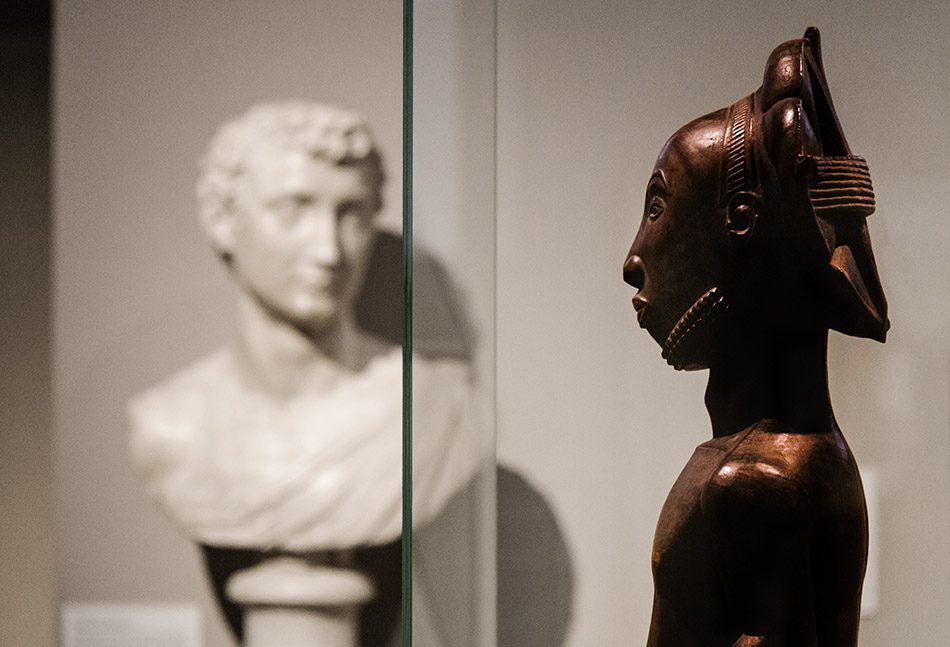 Fabian Fröhlich: Unvergleichlich: Kunst aus Afrika im Bode-Museum, Männliche Ahnenfigur, Hemba (Demokratische Republik Kongo); Im Hintergrund: Bildnis eines jungen Mannes von Baccio Bandinelli