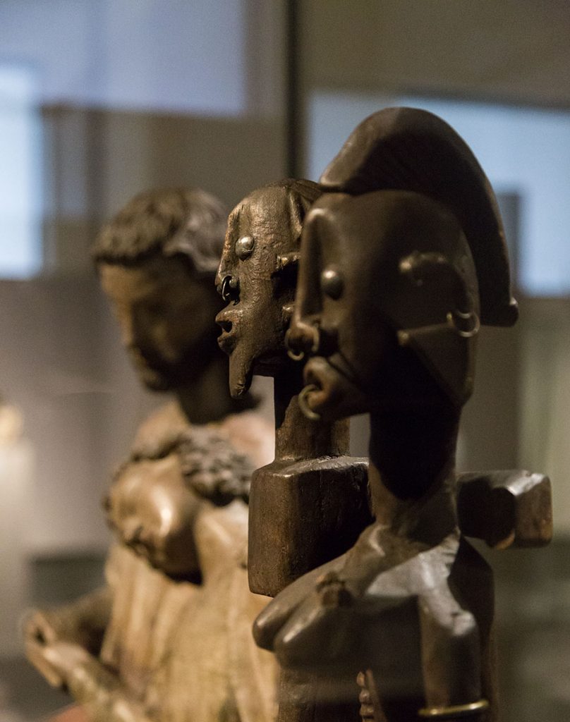 Fabian Fröhlich: Unvergleichlich: Kunst aus Afrika im Bode-Museum, Ahnenpaar, Dogon (Mali oder Burkina Faso), im Hintergrund: Christus-Johannes-Gruppe, Bodenseegebiet