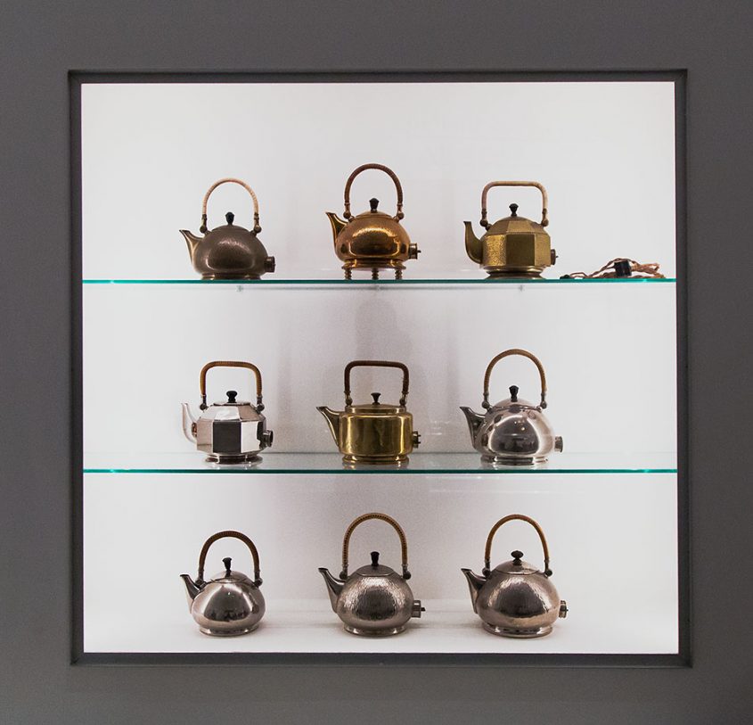 Fabian Fröhlich, Berlinische Galerie, Ausstellung original bauhaus, Peter Behrens, Entwurf für elektronische Tee- und Wasserkessel der Allgemeinen Electricitäts-Gesellschaft (AEG)