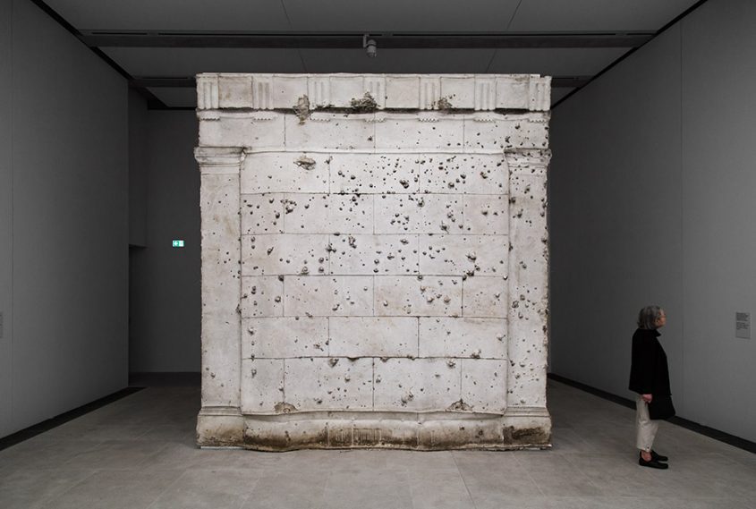 Ausstellung Nah, am Leben, 200 Jahre Gipsformerei, James-Simon-Galerie, Asta Gröting, Mausoleum, from the series Berlin Fassaden